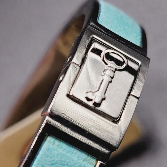 FOSSIL Oval Bangle Bracelet Silver Tone Blue Leather Casual Everyday Jewelry NWT - Picture 5 of 9